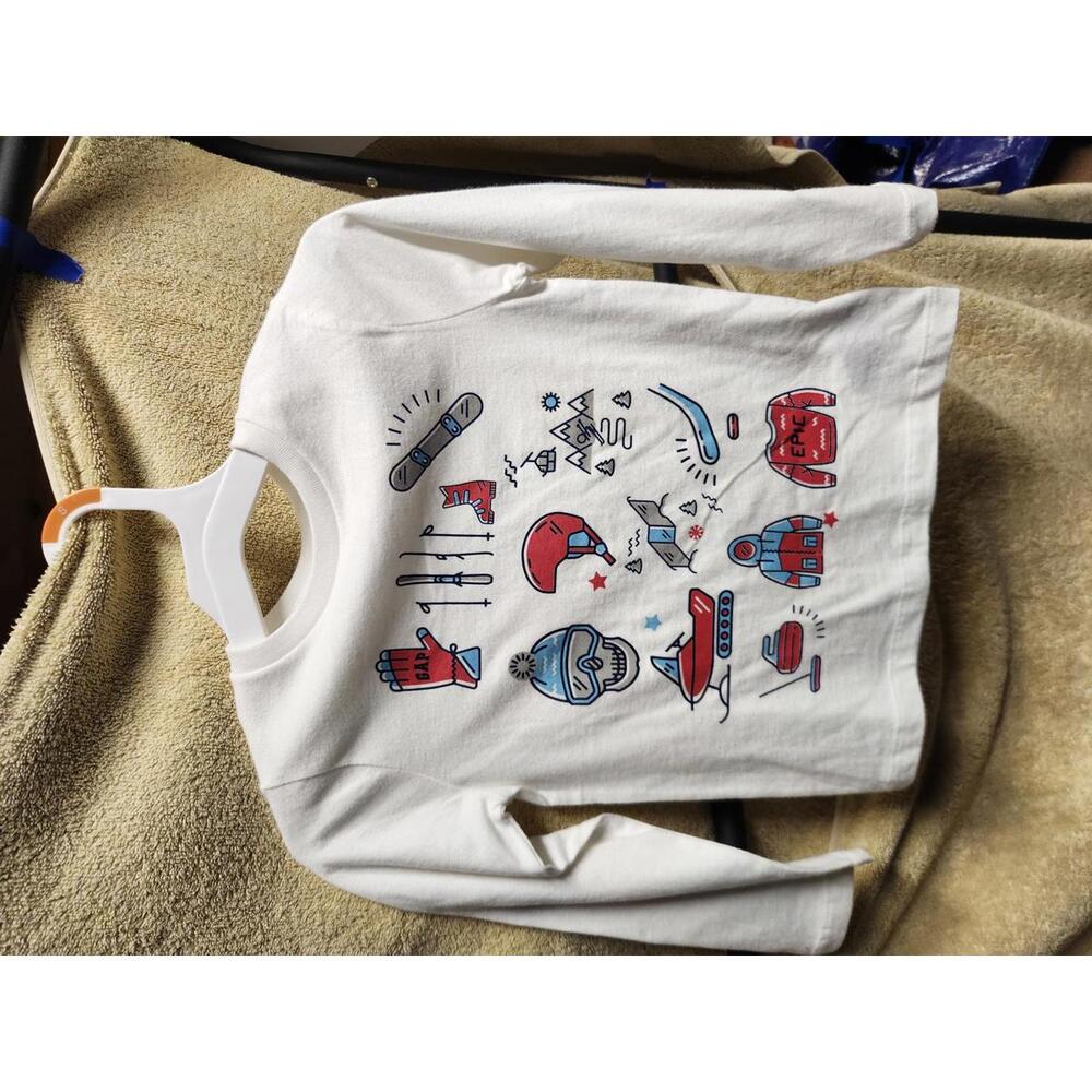 NWT Gap Girls Winter White Long Sleeve Graphic T-shirt with Ski/Snowboard print